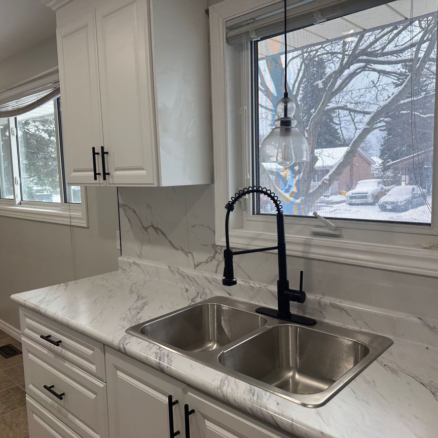 For Lease - 5 Parkway Crescent Unit# Main Floor, Clarington, Ontario - Photo 1