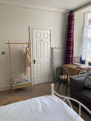 beautiful, bright room with ensuite. - Photo 1
