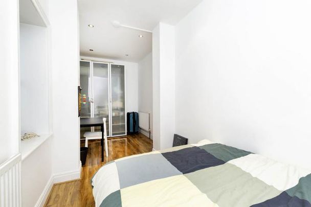 Superb 4 bedroom 2 bathroom split level apartment in Baker Street - Photo 1