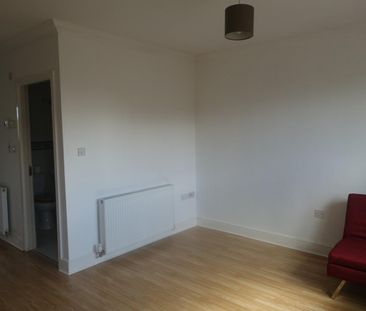 2 bedroom Flat To Let - Photo 2