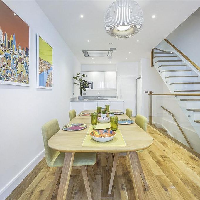 4 bedroom mews to rent - Photo 1