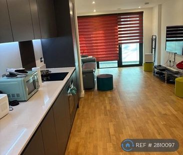 1 bedroom in a flat share to rent - Photo 2