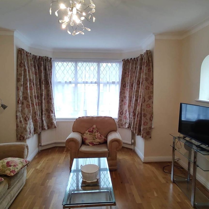 3 bed semi-detached to rent - Photo 1