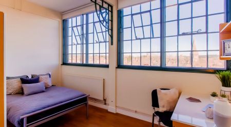 Bright double bedroom not far from The University of Nottingham - Photo 2