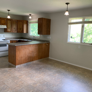 Large main floor suite in Sutherland - Photo 2