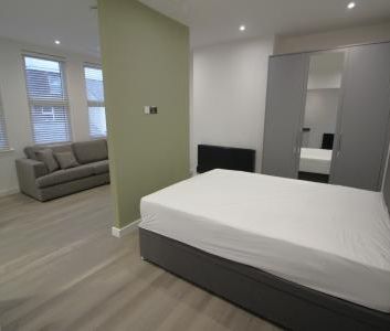 Silver Street, Bury, BL9 - Photo 2