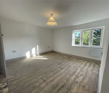 Newly refurbished 3 bed character cottage in sought after Wash Common. - Photo 4
