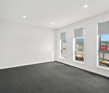 Spacious Home in Calderwood! - Photo 1