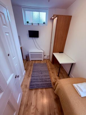 Flat 208 Fulham Palace Road, Fulham W6 9HH - Photo 1