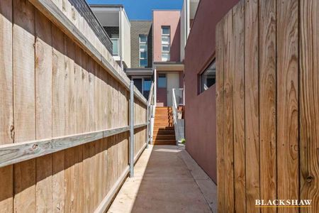 Spacious Four-Bedroom Townhouse with Dual Master Suites and Lake Views - Photo 5