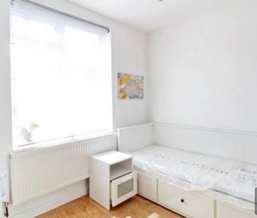 Studio Flat, Saxon Drive, W3 - Photo 3