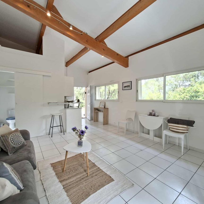 Location - Studio meublé de 27 m² avec terrasse couverte, parking, terrain et piscine communs - Photo 1