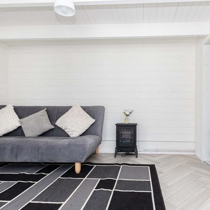 6 bedroom bungalow to rent - Photo 1