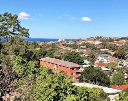 2 Bedroom Apartment- Private LOCK UP GARAGE- Walk to Shops & COOGEE BEACH- 2 Double Bedrooms with OCEAN VIEWS - Photo 2