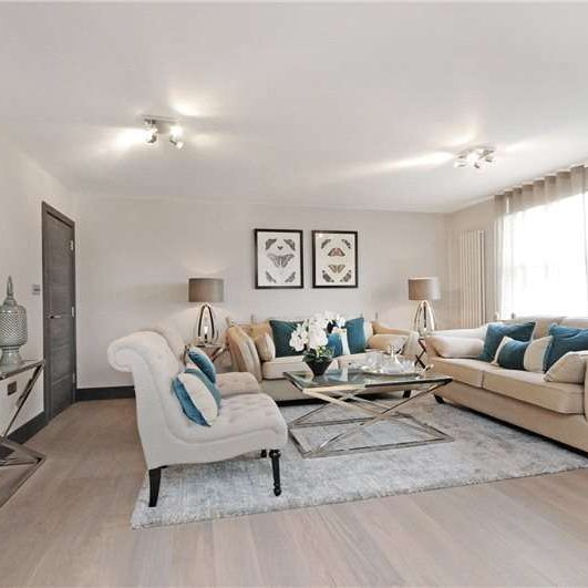 A stylish, newly refurbished 8th-floor flat in a gated modern development. - Photo 1
