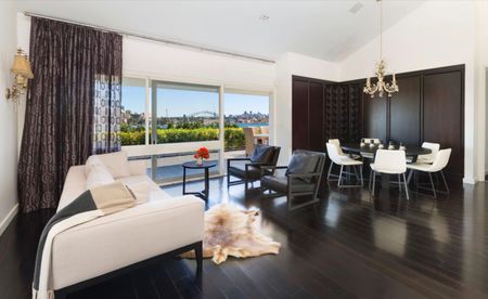 Unique Penthouse With Iconic Harbour Views & The Ambience Of A Private Villa - Photo 5