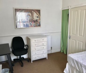 4 Bed Semi-Detached House, Middle Street, SO14 - Photo 6