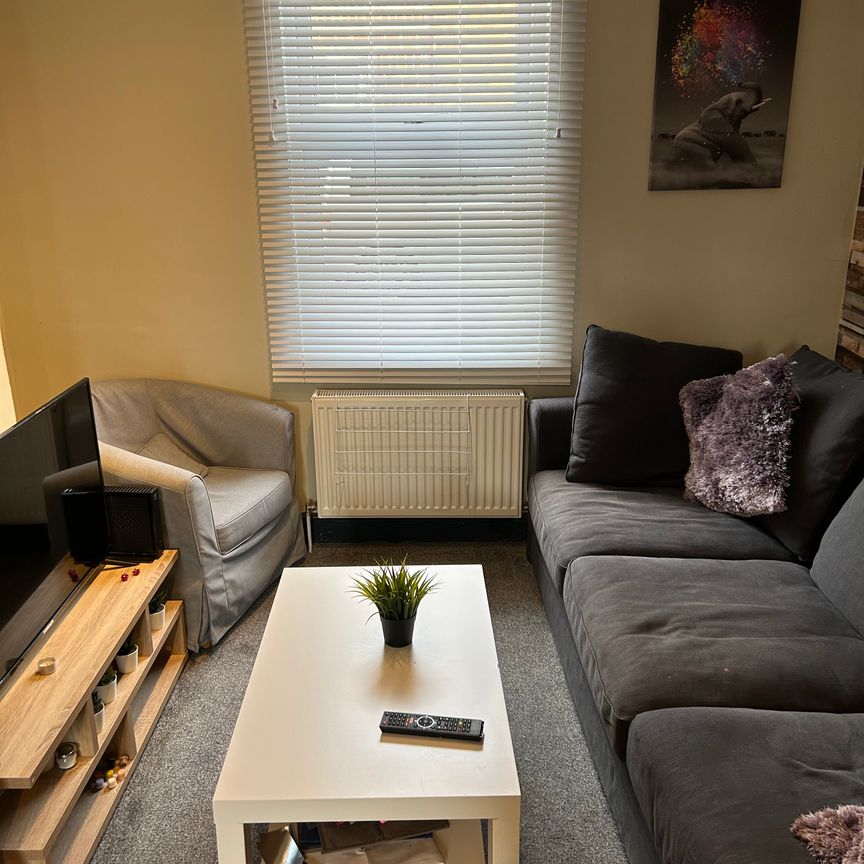 Central Cheltenham Houseshare Room 4 - Photo 1