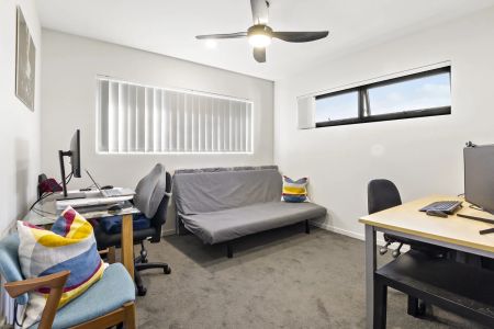 Stylish Two-Bedroom Apartment Close to CBD - Photo 2