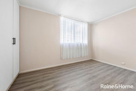 Modern 2-Bedroom Flat in the Heart of St Albans - Photo 2