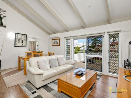 Beautifully Maintained Upstairs Unit In Outstanding Location!! - Photo 4