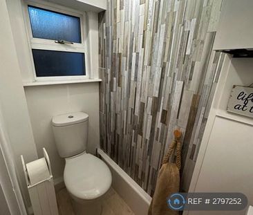 4 bedroom semi-detached house to rent - Photo 5