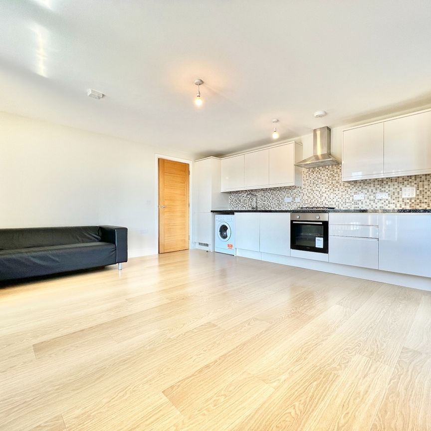 2 Bed Flat, Charter House, IG1 - Photo 1