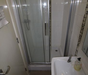 1 bed Room in Shared House - To Let - Photo 6