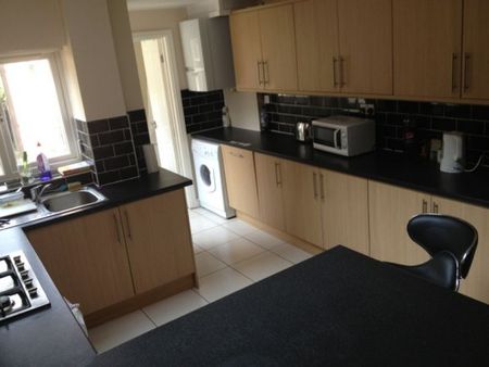 Brilliant 5 double bedroom property. All bedrooms are en-suite - Photo 4