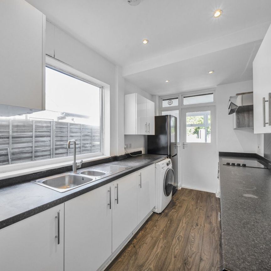 Semi-detached House to rent - Broad Walk, London, SE3 - Photo 1