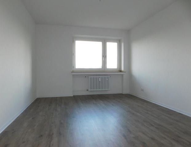 ***Renoviert und bezugsfertig... Schicke 2-Zimmerwohnung in zentraler Lage*** - Photo 1