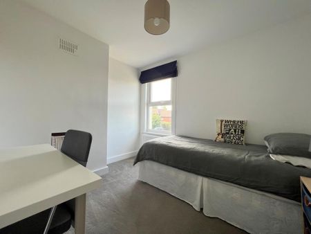 3 bedroom terraced house to rent - Photo 3