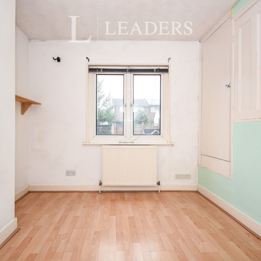 2 bedroom mid-terrace to rent Victoria Avenue, Southend-On-Sea, SS2 - Photo 1