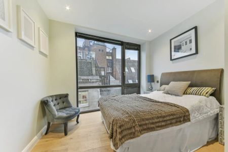 3 bedroom flat in London - Photo 4