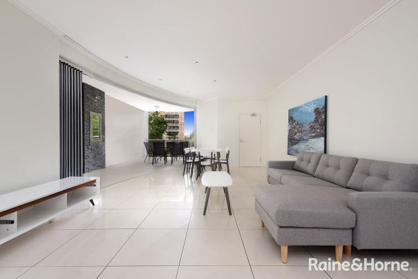 Spacious Modern Apartment in Prime Position - Photo 1