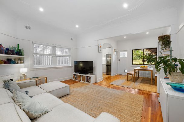 Furnished or Unfurnished - Spacious Two Bedroom Garden Apartment - Photo 1