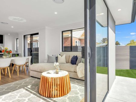 College Estate - 3 Bedrooms - Photo 2