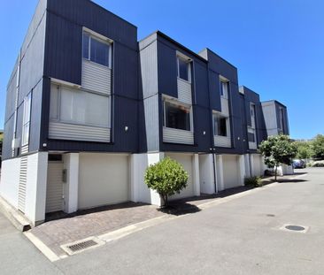 Sunny Newtown Townhouse - Photo 6