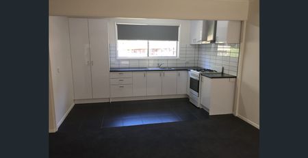 Comfortable and in a great location - Photo 4