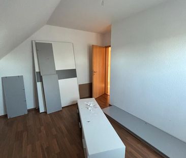 Großzügige 3,5 Zimmer Dachgeschosswohnung mit Carport und Balkon - Photo 1