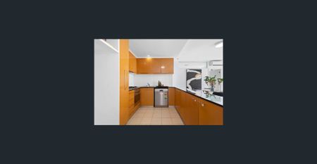 Light-Filled Corner Apartment with Sweeping City Views - Photo 4