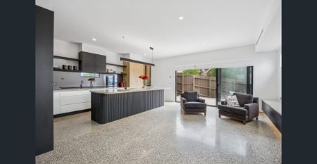 EXECUTIVE LIVING WITH DESIGNER DETAIL - Photo 2