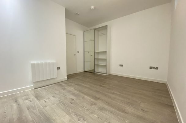 Edinburgh Gate - Photo 1