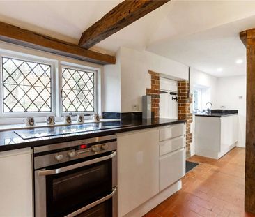 Detached character property which has undergone recent refurbishment - Photo 6