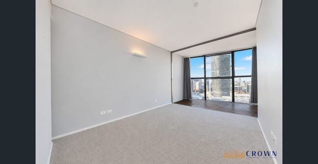 Spacious Three-Bedroom Residence with Elevated Views in Central Park - Photo 1