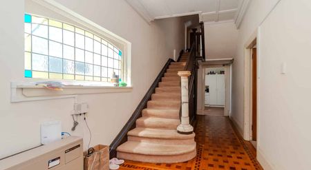 Large Character Home - Photo 5