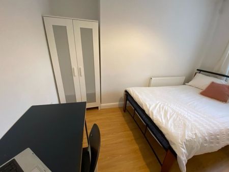 4 bed Apartment for Rent - Photo 3
