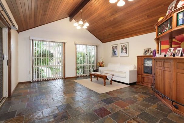 Lovely Home in Quiet Street! - Photo 1