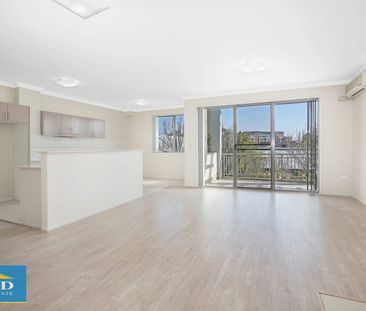 Luxury 2 Bedroom Unit. Beautifully Bright Interior Overlooking Lake... - Photo 2