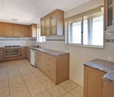 TERRIFIC TRUMPET - Modern 3x1 in Quiet Street - Photo 5